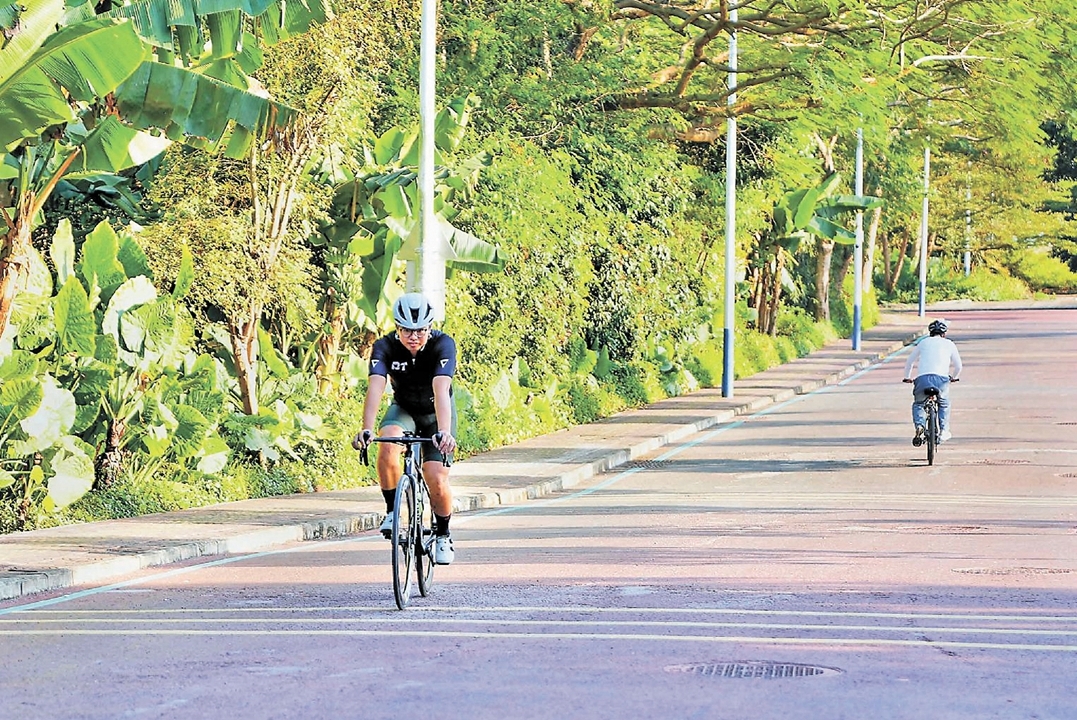 Самая длинная в городе велосипедная дорожка вдоль озера близится к завершению
